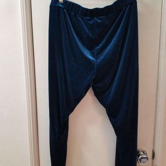 Shien Curve velvet 2-piece lounge pant and crop tank top - Picture 2 of 9